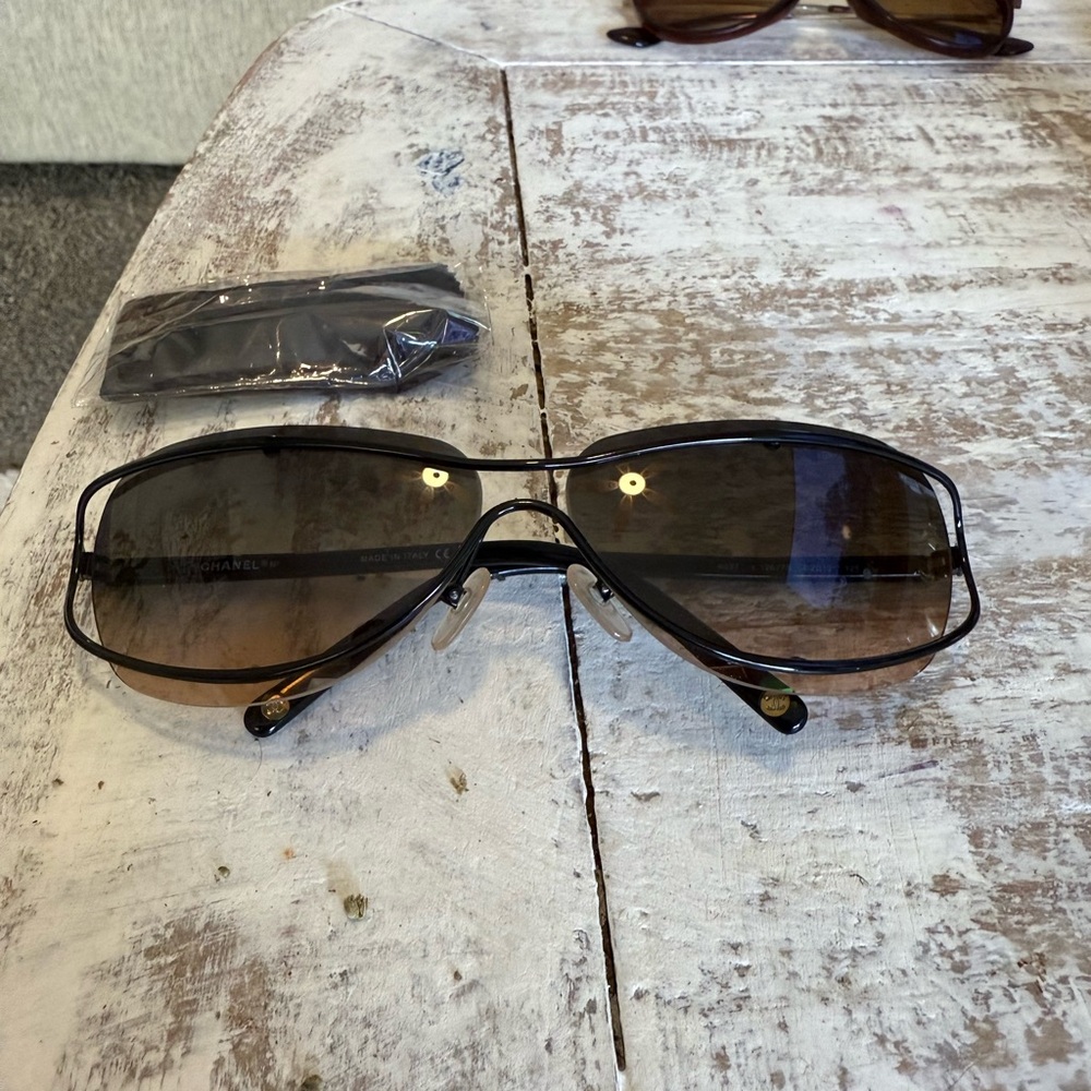 CHANEL Women’s Sunglases vintage. Ch4207